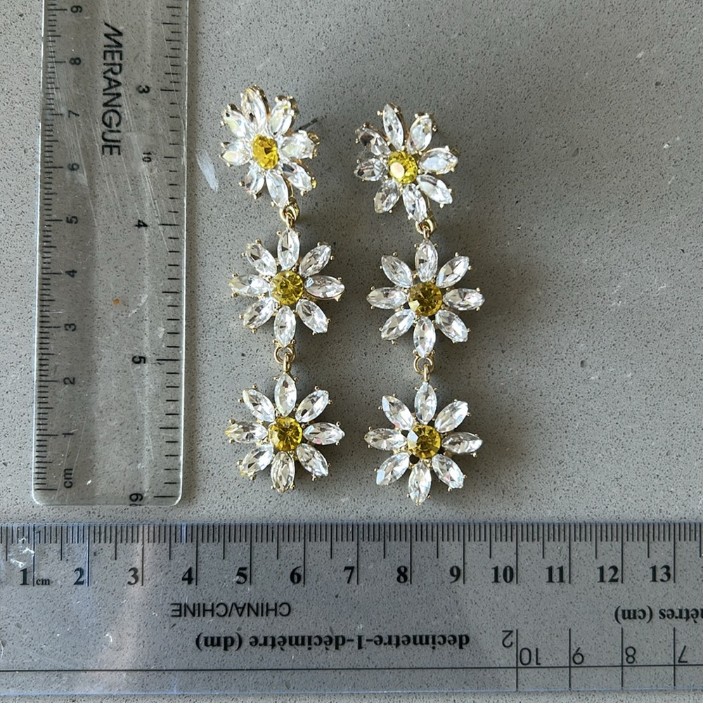2 for 20$ 🌼 Dangling daisy crystal earrings - Picture 2 of 4